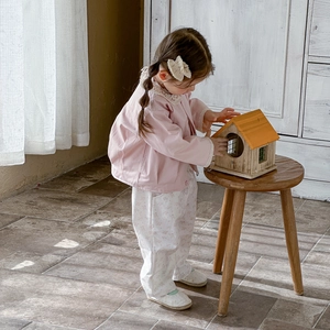 Ensemble 3 pièces pour bébé fille avec veste rose col dentelle et pantalon à fleurs printemps