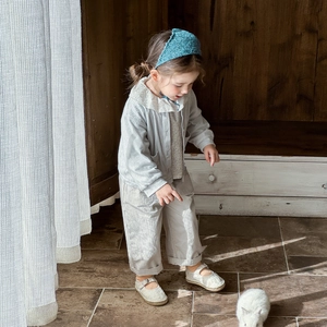 Girl's beige cotton linen long sleeve top and pants set with ruffled collar and headband