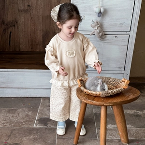 Set primavera bimba: top beige con volant in pizzo e pantaloni larghi a fiori graziosi