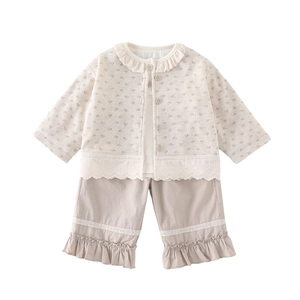 Completo neonata con cardigan floreale e pantaloni a balze con dettagli in pizzo beige