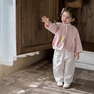 Ensemble printemps fille 3 pièces avec veste rose, pantalon floral et col en dentelle