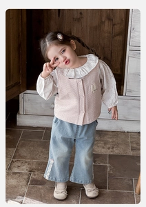 Détail du gilet rose gaufré brodé lapin et chemise florale avec jean en dentelle