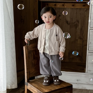 Ensemble décontracté 3 pièces pour garçon avec cardigan beige, t-shirt blanc et pantalon gris