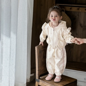 Completo bambina con giacca con cappuccio e pantaloni con stampe di orsetti