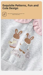 Gros plan détaillé du sweat en tricot pour bébé fille avec col volanté et motif lapin