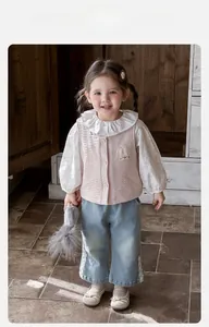 Détail de la veste matelassée rose pour fille avec écusson lapin et col floral
