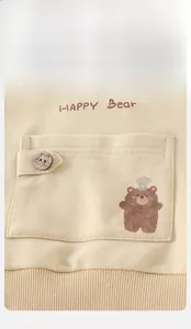 Dettaglio felpa neonato con simpatica stampa orsetto e ricamo HAPPY Bear su morbido tessuto