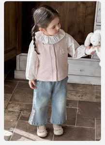 Détail du gilet matelassé rose avec écusson lapin et chemise à col volanté