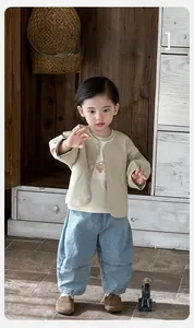 Détails du cardigan beige, t-shirt à motif ours et jean bleu clair pour petits garçons