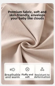 Gros plan sur le tissu en maille beige doux montrant une texture et un drapé de qualité