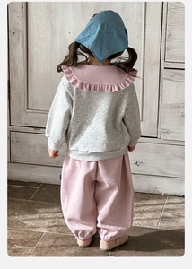Vue arrière de la tenue pour fillette avec col volanté rose et sweat en coton gris