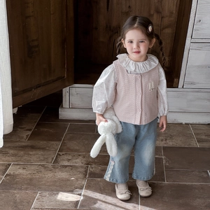 Ensemble 3 pièces fille printemps: gilet rose, chemise florale et jean en dentelle