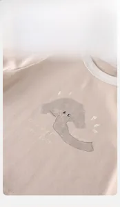 Gros plan d'un t-shirt rose pour bébé à manches longues avec imprimé éléphant mignon