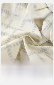 Gros plan du tissu en coton doux à carreaux pour vêtements d'enfants et texture