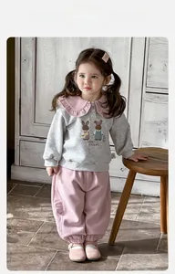 Détail d'un ensemble pour fillette avec haut à volants lapin et pantalon rose