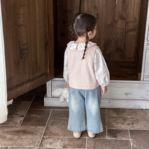 Ensemble 3 pièces pour fille avec gilet rose, chemisier fleuri et jean large bleu
