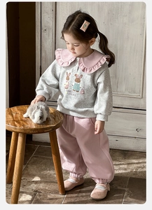 Détail du sweat-shirt bébé fille avec col à volants rose et motif de lapin