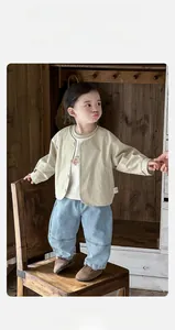 Ensemble pour enfant avec gilet, t-shirt beige et pantalon en jean, style vintage