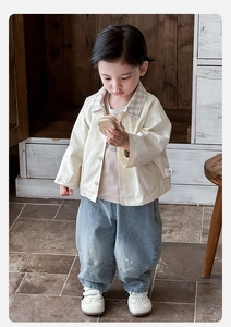 Ensemble trois pièces pour petit garçon avec veste crème, t-shirt rose et jean bleu