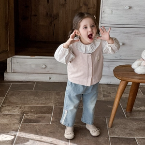 Ensemble trois pièces fille avec gilet lapin rose, chemise à volants et jean dentelle