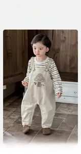 Détail d'ensemble bébé garçon avec broderie champignon et t-shirt à rayures marron