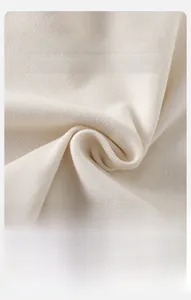 Vue macro détaillée du tissu en maille douce et respirante blanc cassé pour bébé