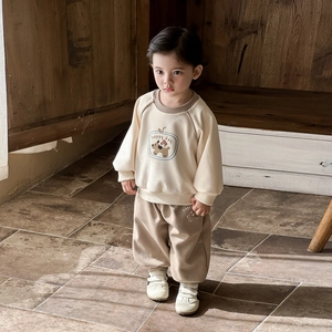 Completo casual da bambino con felpa a cartoni animati e pantaloni kaki due pezzi