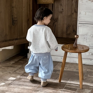 Completo due pezzi felpa grigia e pantaloni blu per bambini piccoli in morbido cotone traspirante