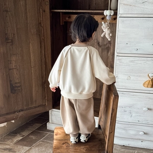 Completo bambino con felpa crema e joggers kaki in stile retrò minimalista