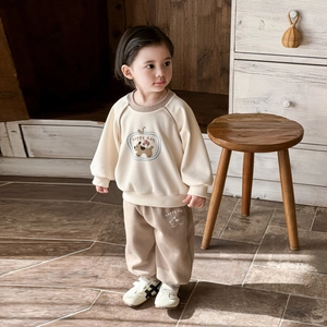 Completo bimbo con felpa crema e pantaloni kaki con stampa cartoon a forma di cane