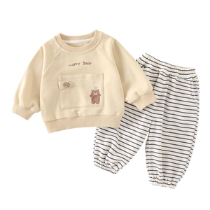 Completo neonato due pezzi con felpa Happy Bear e pantaloni a righe su sfondo bianco