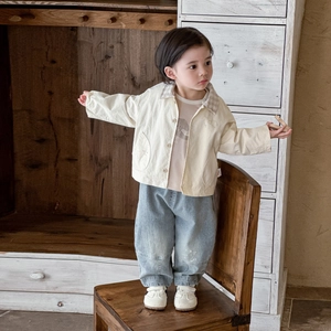 Ensemble trois pièces pour garçon avec veste beige, t-shirt cartoon et jean ample en coton