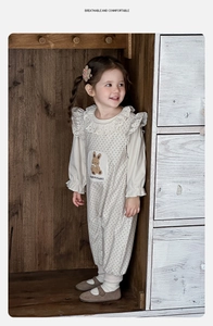 Détail de la barboteuse en coton pour bébé avec col en dentelle et motif lapin