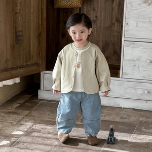 Tenue 3 pièces garçon avec cardigan beige, t-shirt graphique et jean large