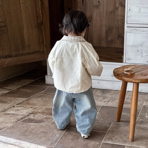Ensemble vintage pour petit garçon avec veste de travail crème et jean large délavé