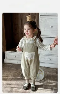 Detailansicht der Blumenbluse und des Cord-Jumpsuits für Baby-Mädchen-Frühlingsoutfits