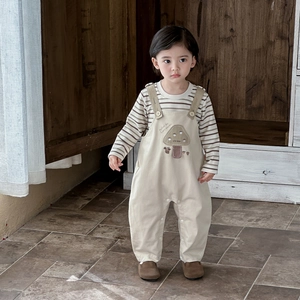 Ensemble 2 pièces pour bébé garçon avec haut rayé et salopette kaki à motif champignon