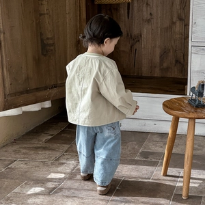 Ensemble trois pièces garçon avec veste beige et jean motif ours vu de derrière