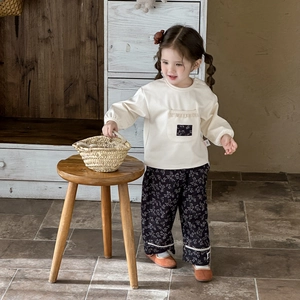 Set primaverile neonata con felpa color crema e pantaloni blu navy a fiori