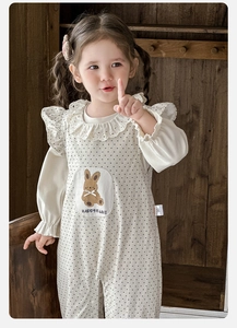 Détail d'un chemisier bébé à pois avec col en dentelle et motif lapin pour jeunes enfants