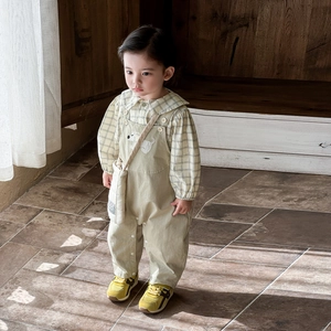 Ensemble chemise à carreaux et salopette beige pour garçon avec broderie chiot