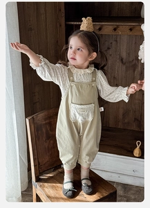 Details von Baby-Body-Set mit Blumenmuster, Rüschenkragen und handgefertigter Tasche