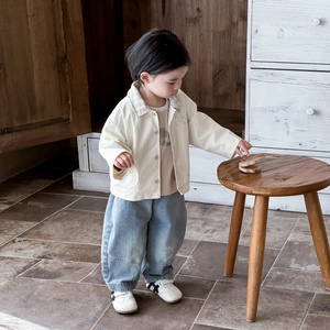 Tenue de printemps 3 pièces pour garçon avec veste chemise crème, t-shirt et jean
