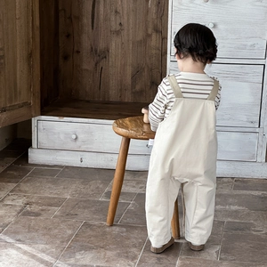 Ensemble stylé pour bébé garçon avec t-shirt rayé et salopette en coton crème