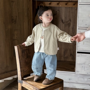 Ensemble printemps 3 pièces pour garçon avec cardigan beige, t-shirt ours et jean bleu