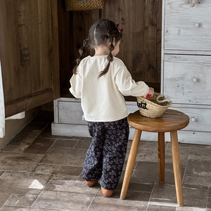 Tuta primaverile per bambina con felpa crema e pantaloni larghi a fiori