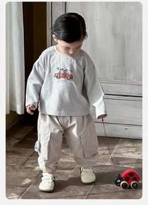 Detail of toddler boy set with grey car print long sleeve top and beige cargo pants
