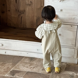 Ensemble chemise à carreaux et salopette beige pour petit garçon avec baskets jaunes