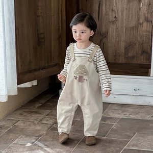 Ensemble chemise rayée à manches longues et salopette beige avec broderie champignon