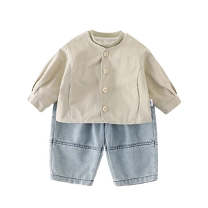 Ensemble printemps garçon avec cardigan beige à boutons et jean denim bleu clair